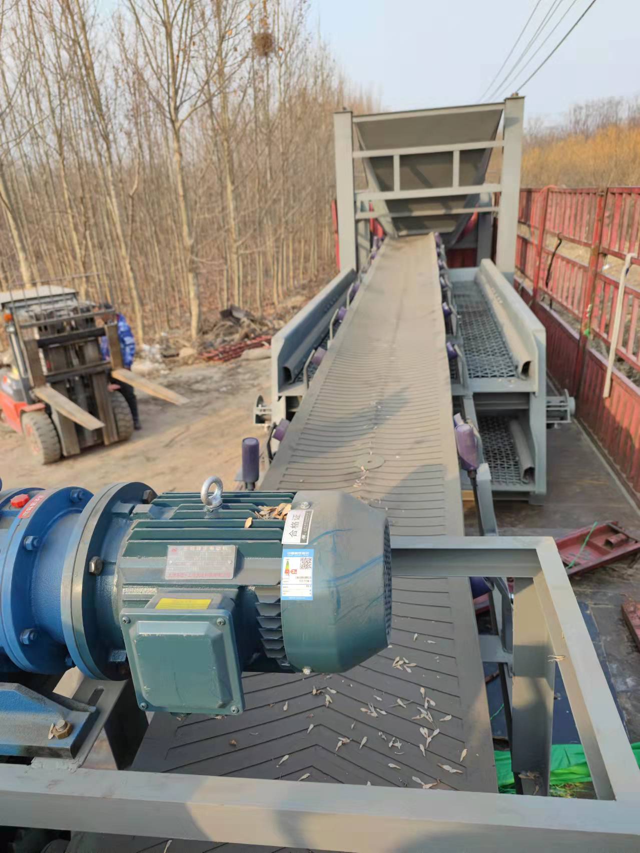 專車發(fā)貨:杭州客戶訂購的新斯曼1540-2P圓振篩和9米皮帶機