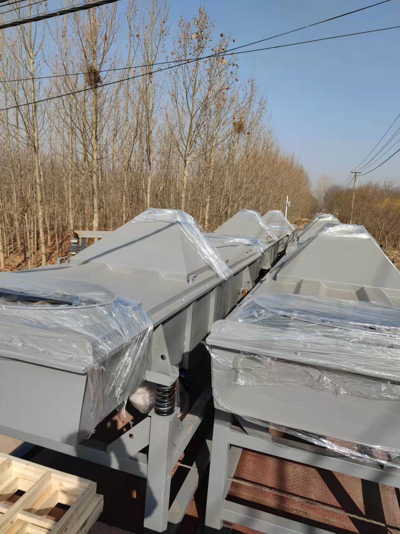 專車發(fā)貨:溫州客戶訂購8臺1540直線篩