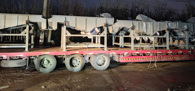 10臺直線篩發(fā)貨,優(yōu)化工藝結(jié)構,改進進出料口和防塵口