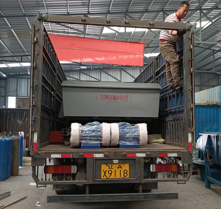 遼寧重型直線篩、江蘇輕型直線篩、四川800*800振動平臺發(fā)貨