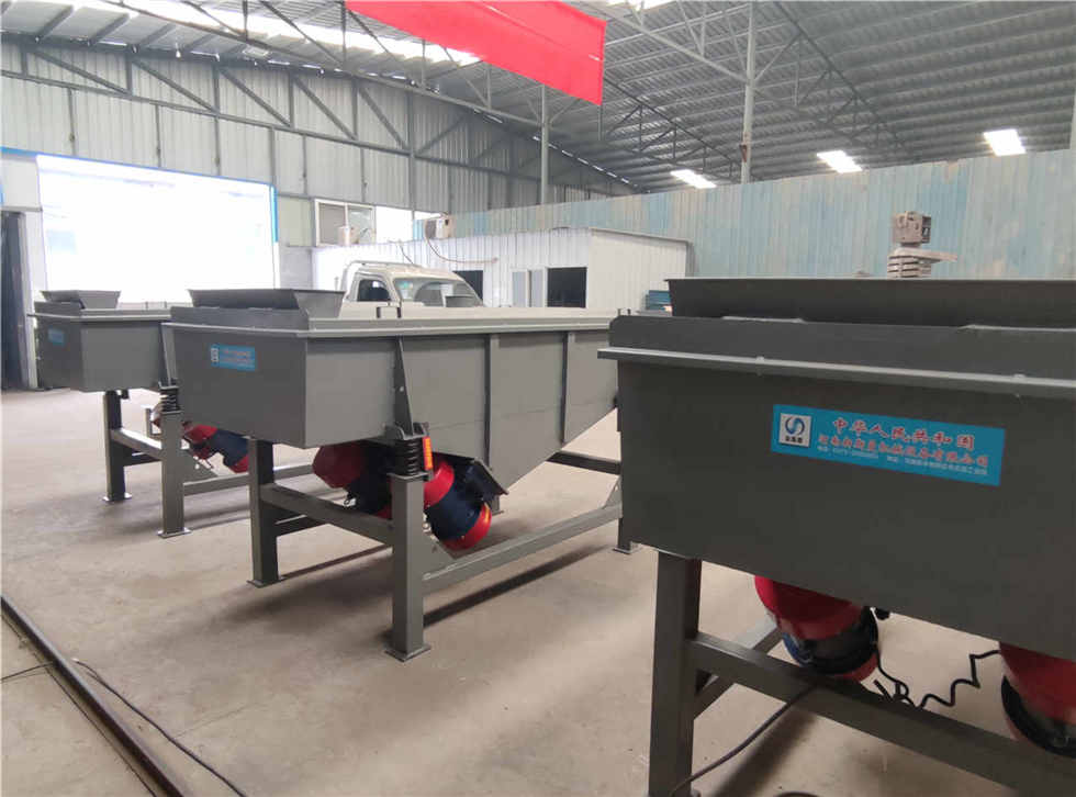 多臺直線振動篩，脫水篩，緊張有序加工生產(chǎn)中