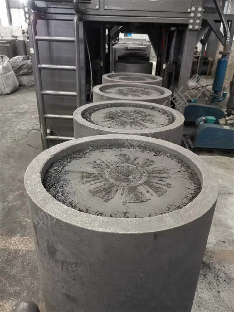 石墨化坩堝投料設(shè)備，坩堝壓實設(shè)備，艾奇遜爐投料設(shè)備，石墨化吸料小車，石墨化投料小車，石墨化高溫吸料系統(tǒng)