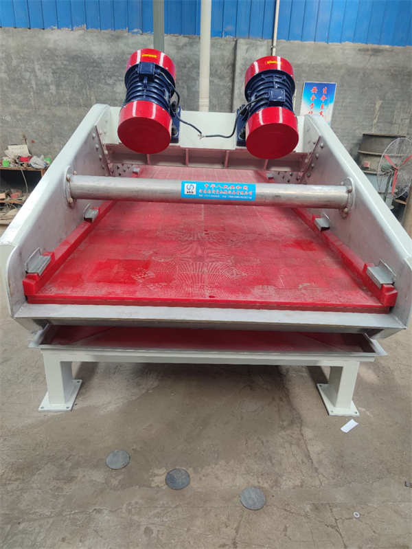 1540特制不銹鋼脫水振動篩，已發(fā)貨，篩分效果好，篩箱采用高強度螺栓鉚釘，篩面由弧形段與直線段組成，結(jié)構(gòu)堅固耐用，用料厚實，運行平穩(wěn)噪聲低，使用率高，使用壽命長！