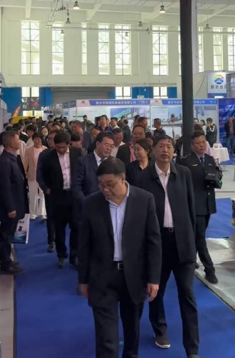 歡迎省市縣領導，蒞臨我公司展館巡視指導工作，振動博覽會異常火爆！