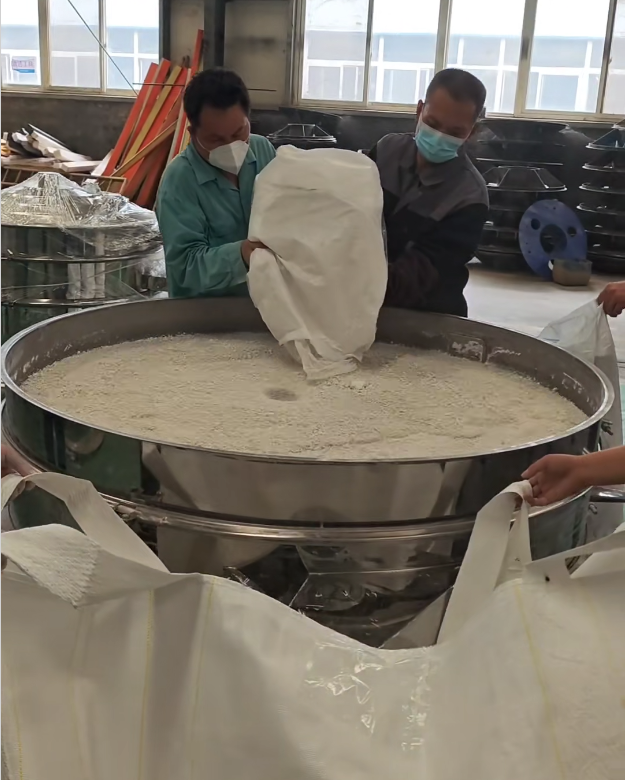 客戶帶料來廠試機，1500振動篩＋2套超聲波系統(tǒng)，不堵網、產量大、精度高，效果非常好！