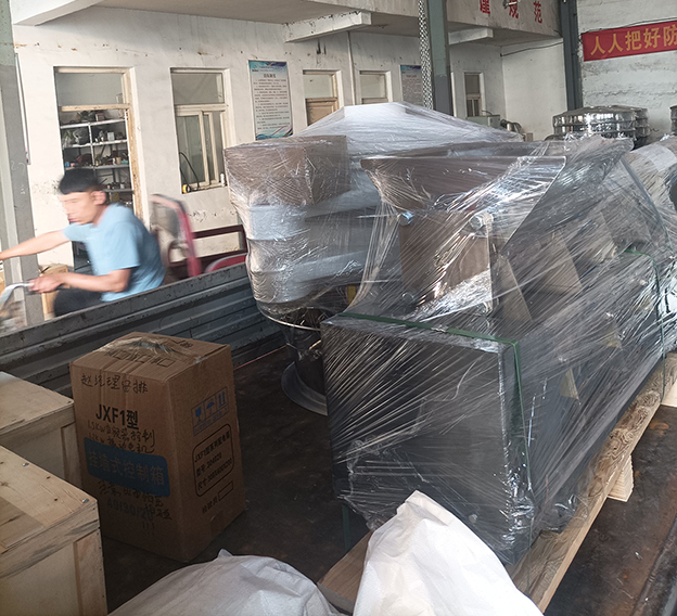 塑料旋振篩、電磁給料機發(fā)貨