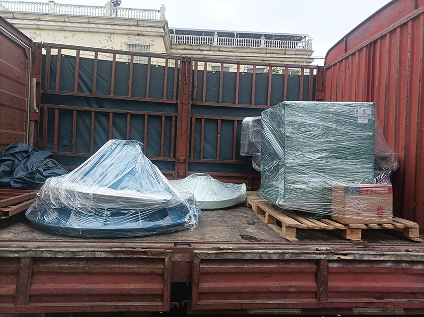 1米和1.5米直排篩底錐、1.2米旋振篩、給料機(jī)等全部發(fā)貨